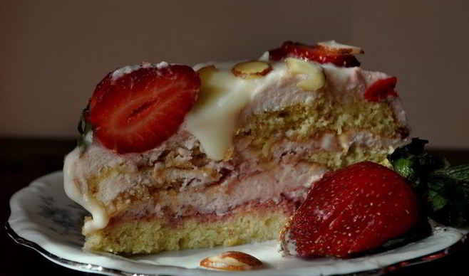 Торт с клубничным муссом и белым шоколадом