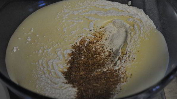 торт с клубничным муссом и белым шоколадом