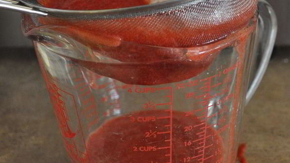 торт с клубничным муссом и белым шоколадом