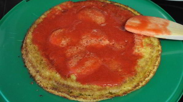 торт с клубничным муссом и белым шоколадом