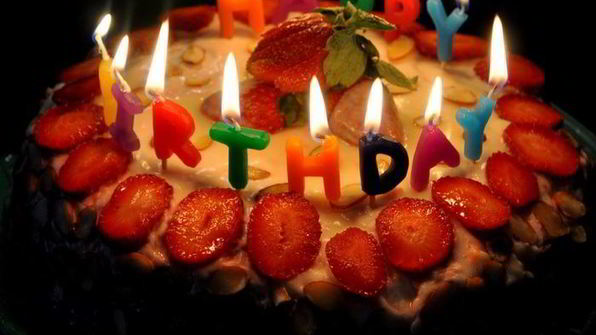 торт с клубничным муссом и белым шоколадом