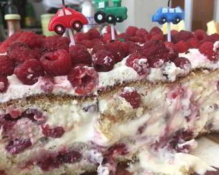 Ягодный бисквитный торт