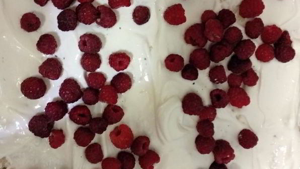 ягодный бисквитный торт