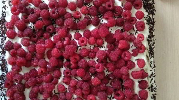 ягодный бисквитный торт