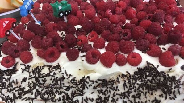 ягодный бисквитный торт