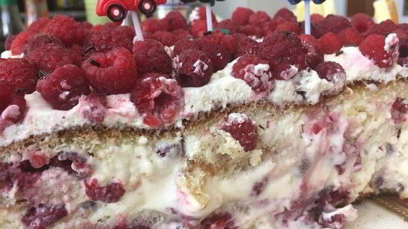 ягодный бисквитный торт