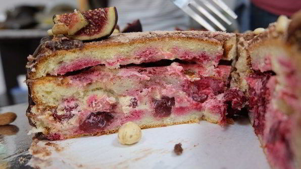 ягодный бисквитный торт