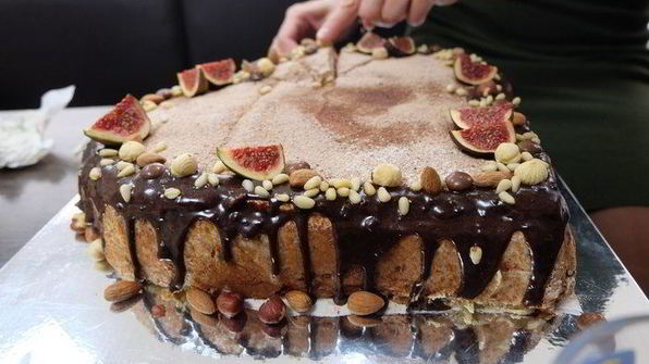 ягодный бисквитный торт