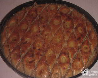 Трехцветная пахлава из миндаля, фисташек и грецких орехов