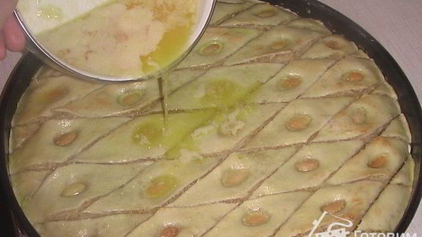 трехцветная пахлава из миндаля, фисташек и грецких орехов