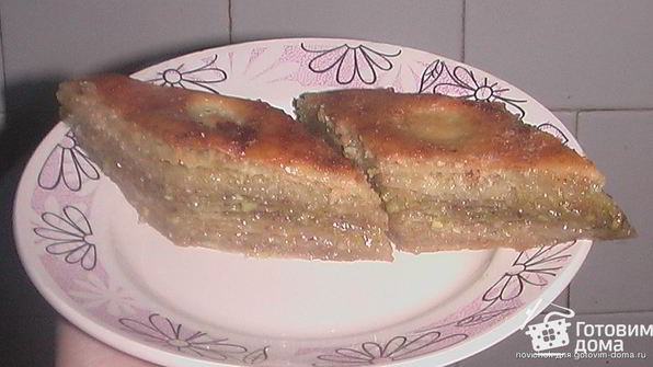 трехцветная пахлава из миндаля, фисташек и грецких орехов