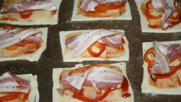 закусочные слойки с беконом