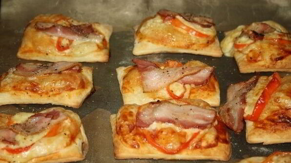 закусочные слойки с беконом