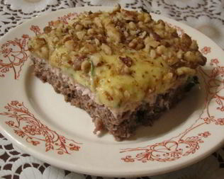 Двухслойная мясная запеканка с грецкими орехами