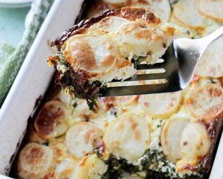 Картофельная запеканка с фетой и шпинатом