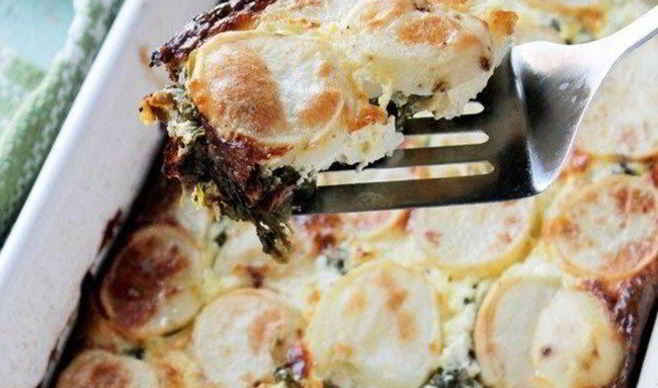 Картофельная запеканка с фетой и шпинатом