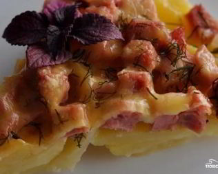 Картофельная запеканка с колбасой