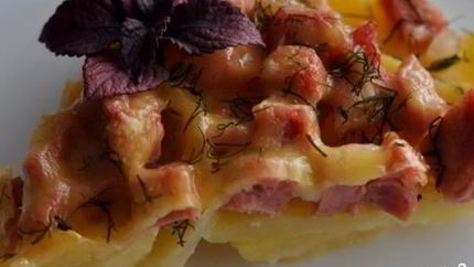 Картофельная запеканка с колбасой