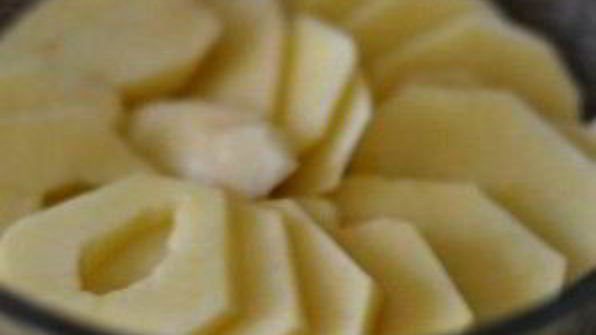 картофельная запеканка с колбасой