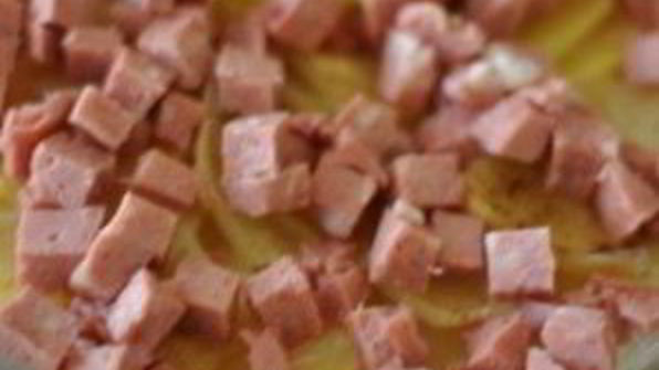 картофельная запеканка с колбасой