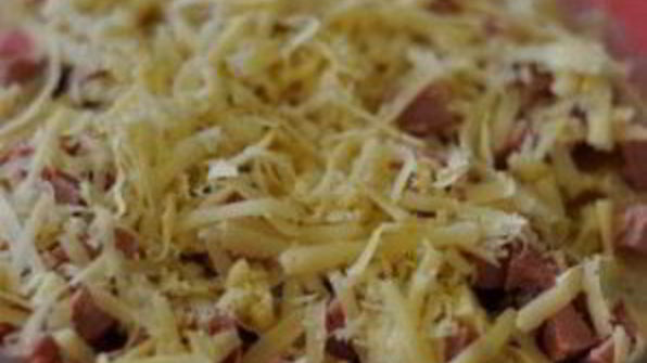 картофельная запеканка с колбасой