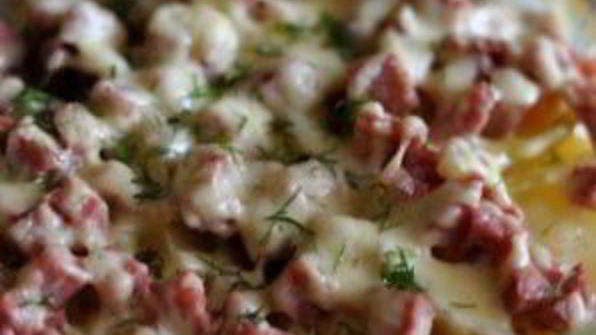 картофельная запеканка с колбасой