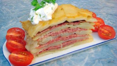 Картофельная запеканка с сыром и салями