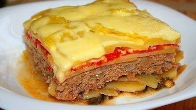 Мясная запеканка с помидорами, картофелем и баклажаном
