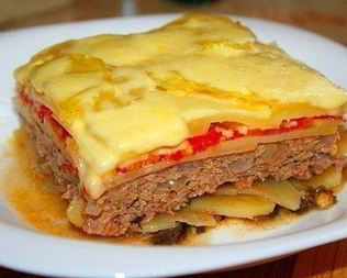 Мясная запеканка с помидорами, картофелем и баклажаном