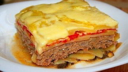 Мясная запеканка с помидорами, картофелем и баклажаном