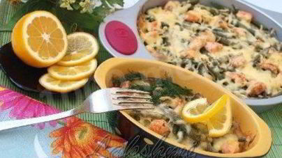 Рисовая запеканка с лососем и спаржевой фасолью