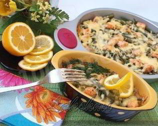 Рисовая запеканка с лососем и спаржевой фасолью