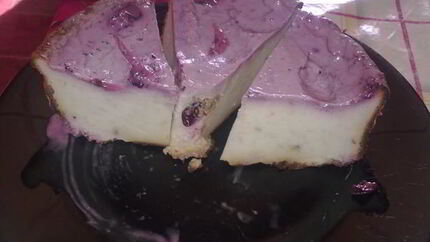 Сметанная запеканка-суфле с черничным соусом