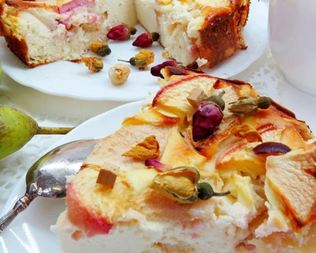 Творожная запеканка с нектарином и яблоком