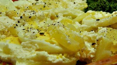 Запеканка из картофеля со сметаной и вареными яйцами