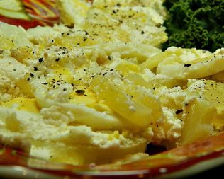 Запеканка из картофеля со сметаной и вареными яйцами