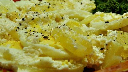 Запеканка из картофеля со сметаной и вареными яйцами