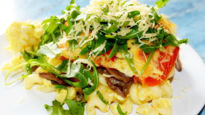 Запеканка из макарон с сыром, помидорами и грибами