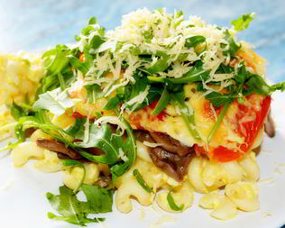 Запеканка из макарон с сыром, помидорами и грибами