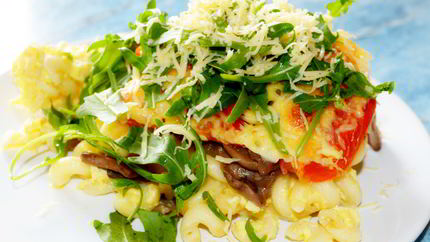 Запеканка из макарон с сыром, помидорами и грибами