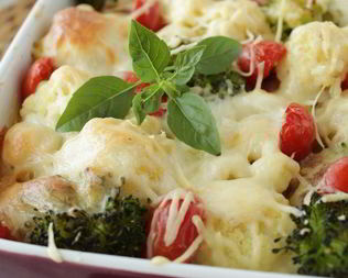 Запеканка с тефтелями, брокколи и цветной капустой