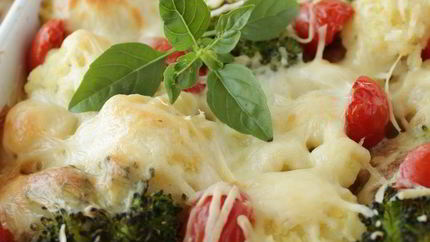 Запеканка с тефтелями, брокколи и цветной капустой