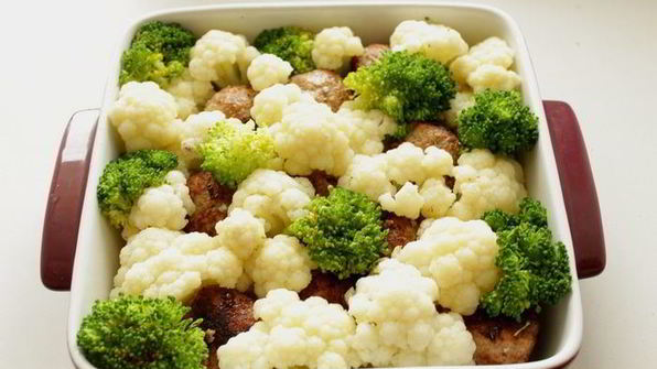 запеканка с тефтелями, брокколи и цветной капустой