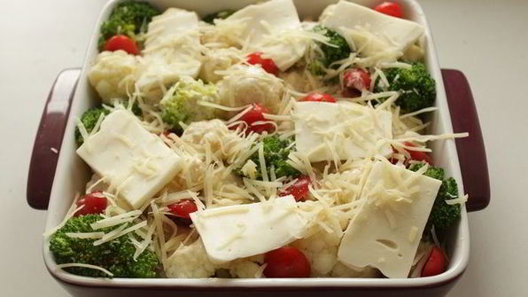 запеканка с тефтелями, брокколи и цветной капустой