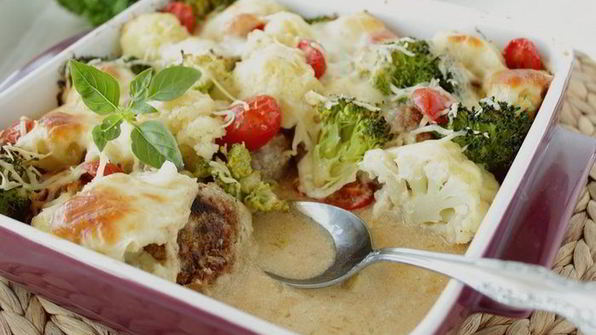 запеканка с тефтелями, брокколи и цветной капустой