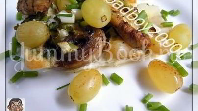 Запеканка с виноградом и грибами