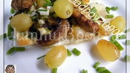 Запеканка с виноградом и грибами