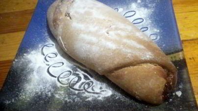 Домашняя булка с малиновым джемом