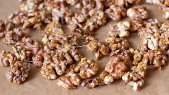 грецкие орехи в коричневом сахаре с чили