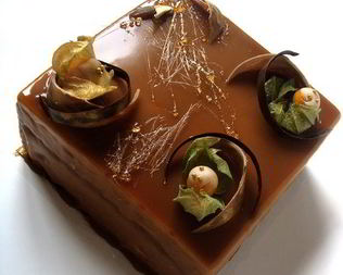 Карамельный муссовый торт с компотом из абрикоса и фундуком